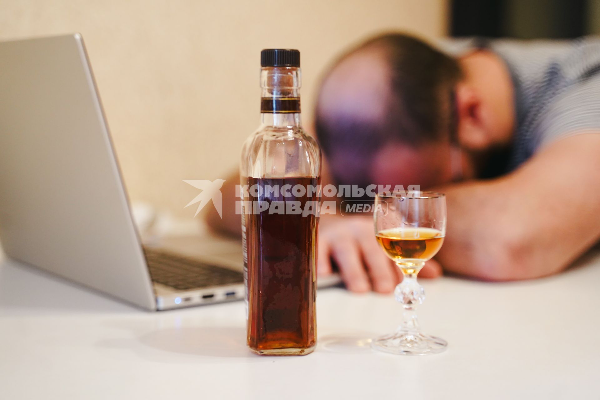 Постановочная съемка на тему алкоголя