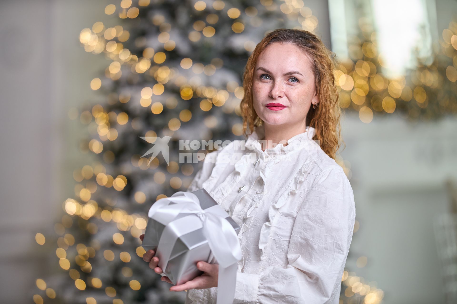Девушка с  подарком