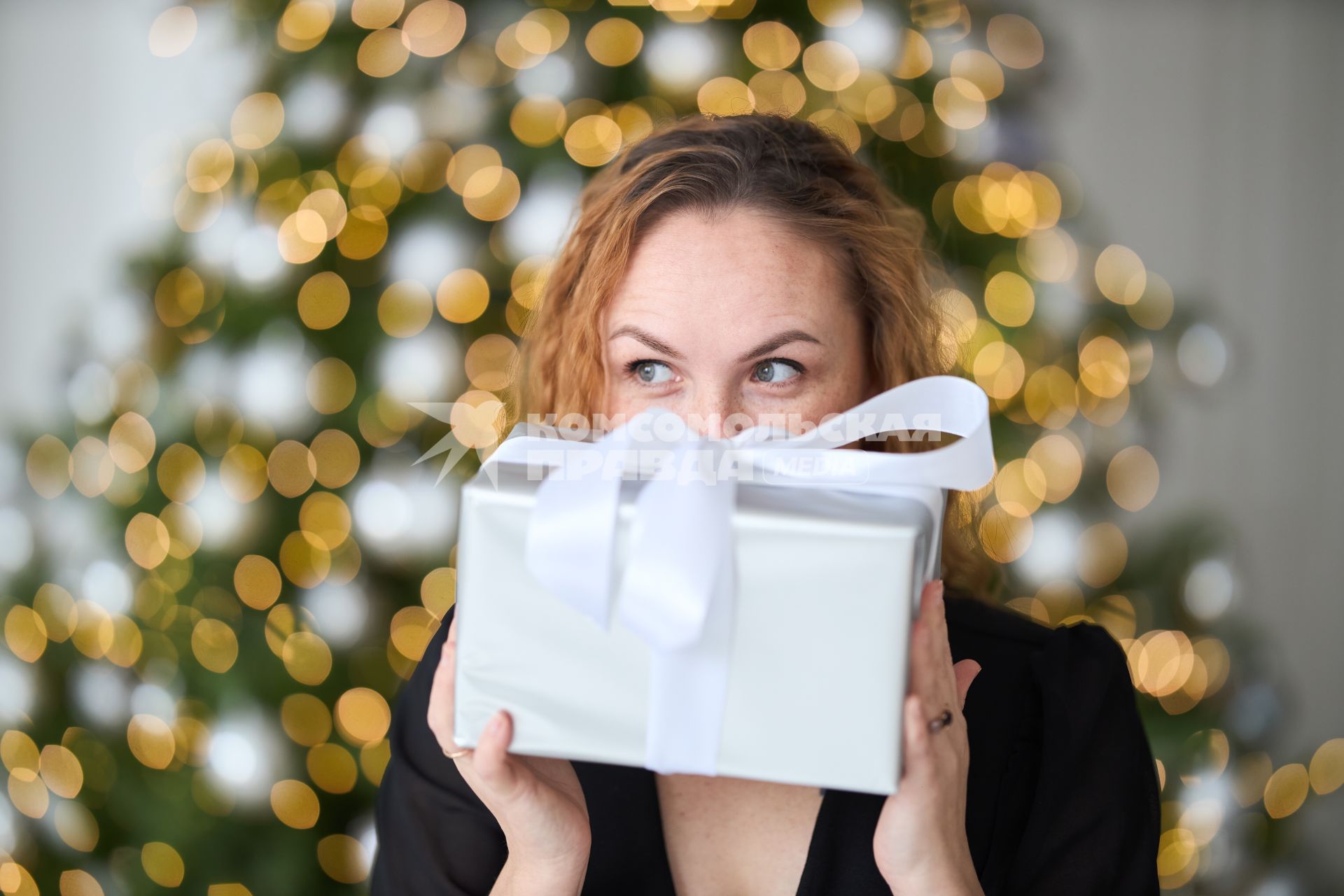 Девушка с  подарком