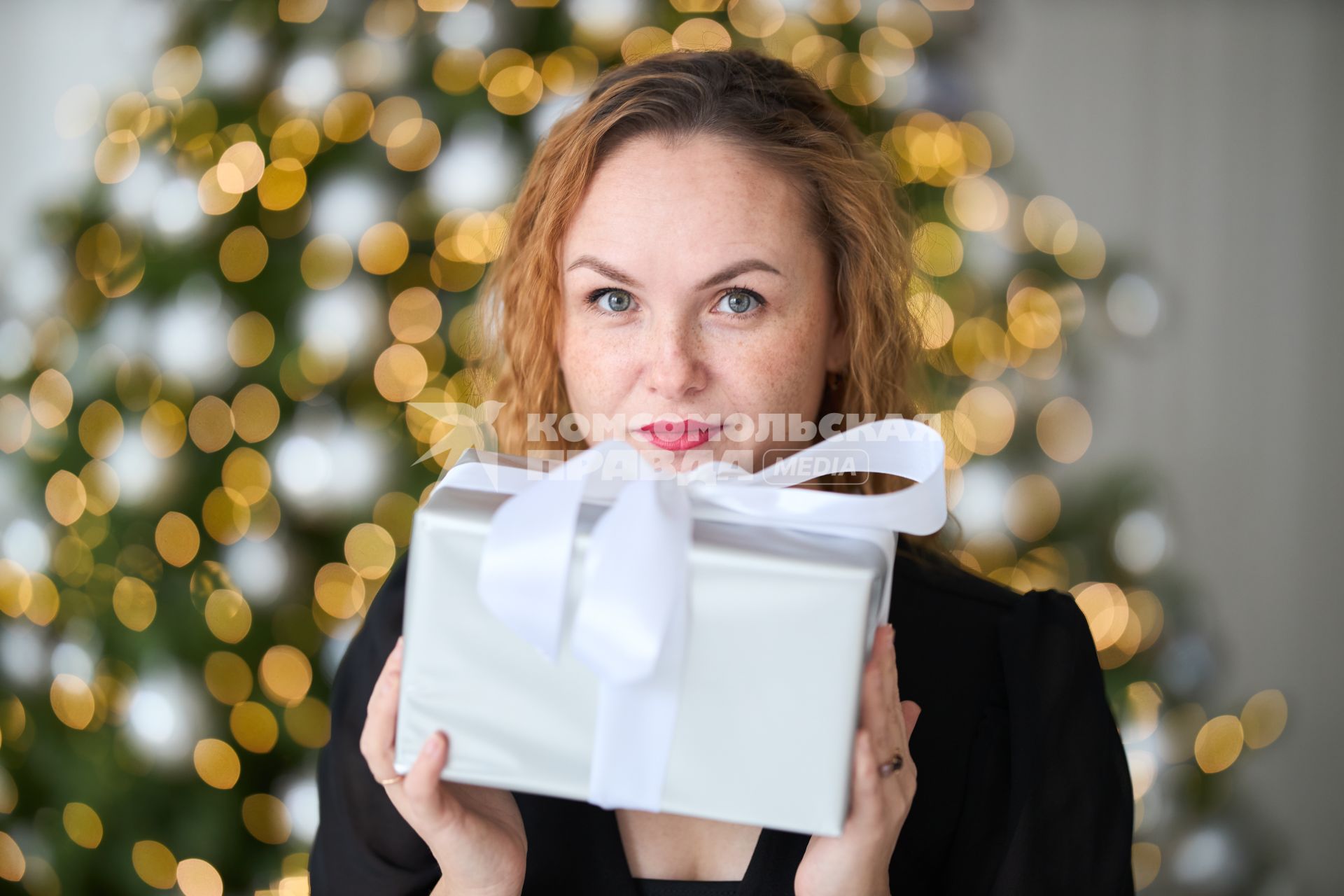 Девушка с  подарком