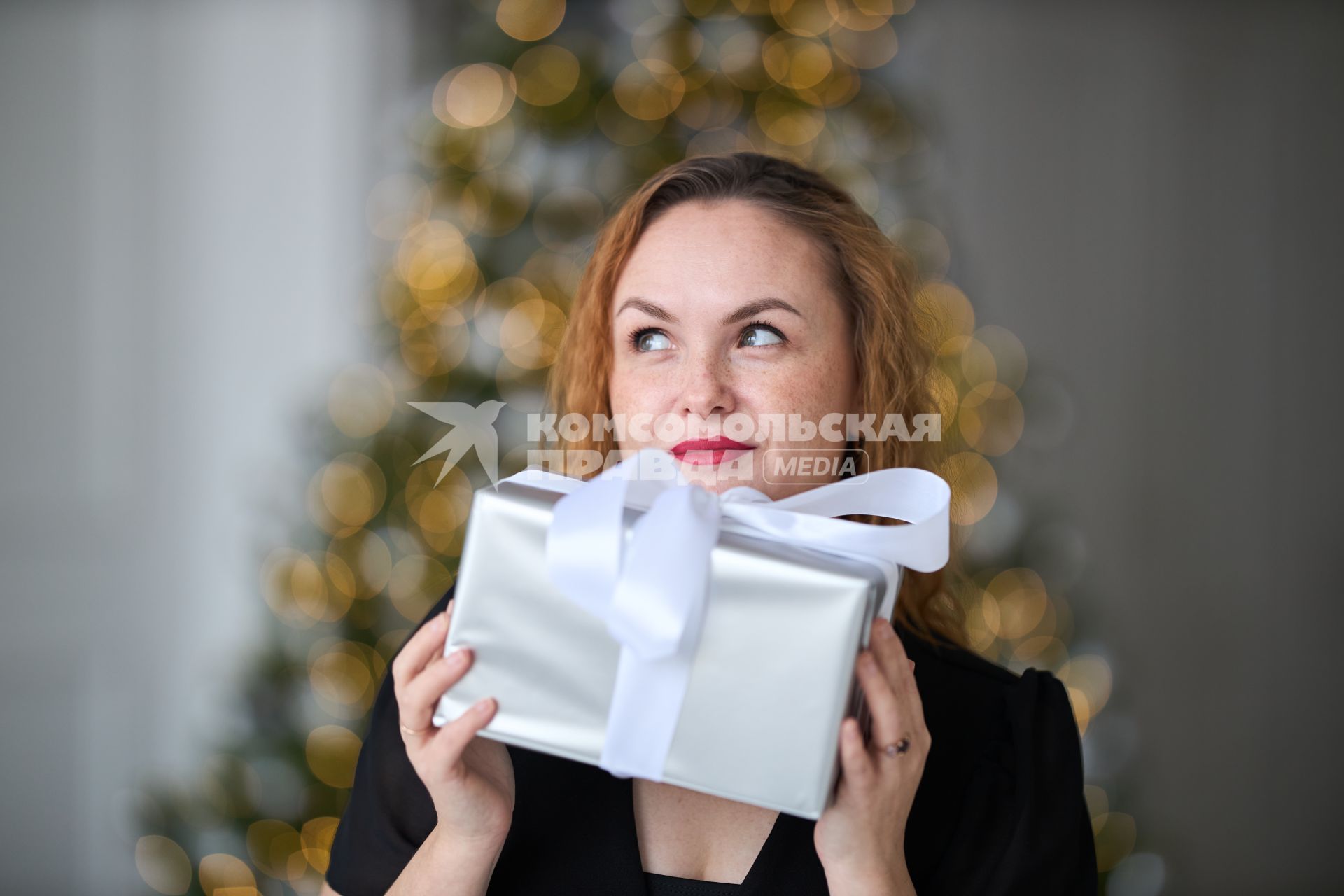 Девушка с  подарком