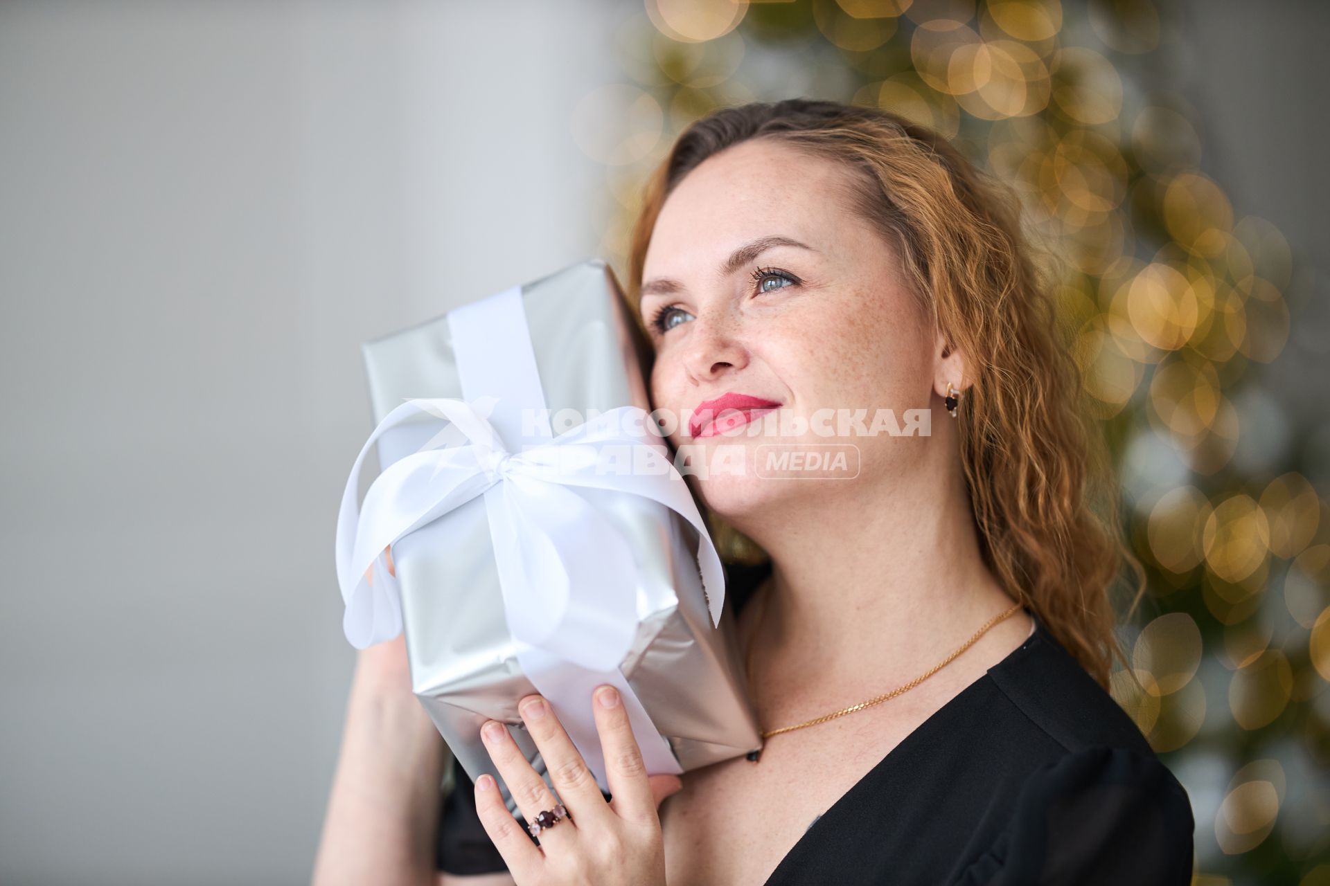 Девушка с  подарком
