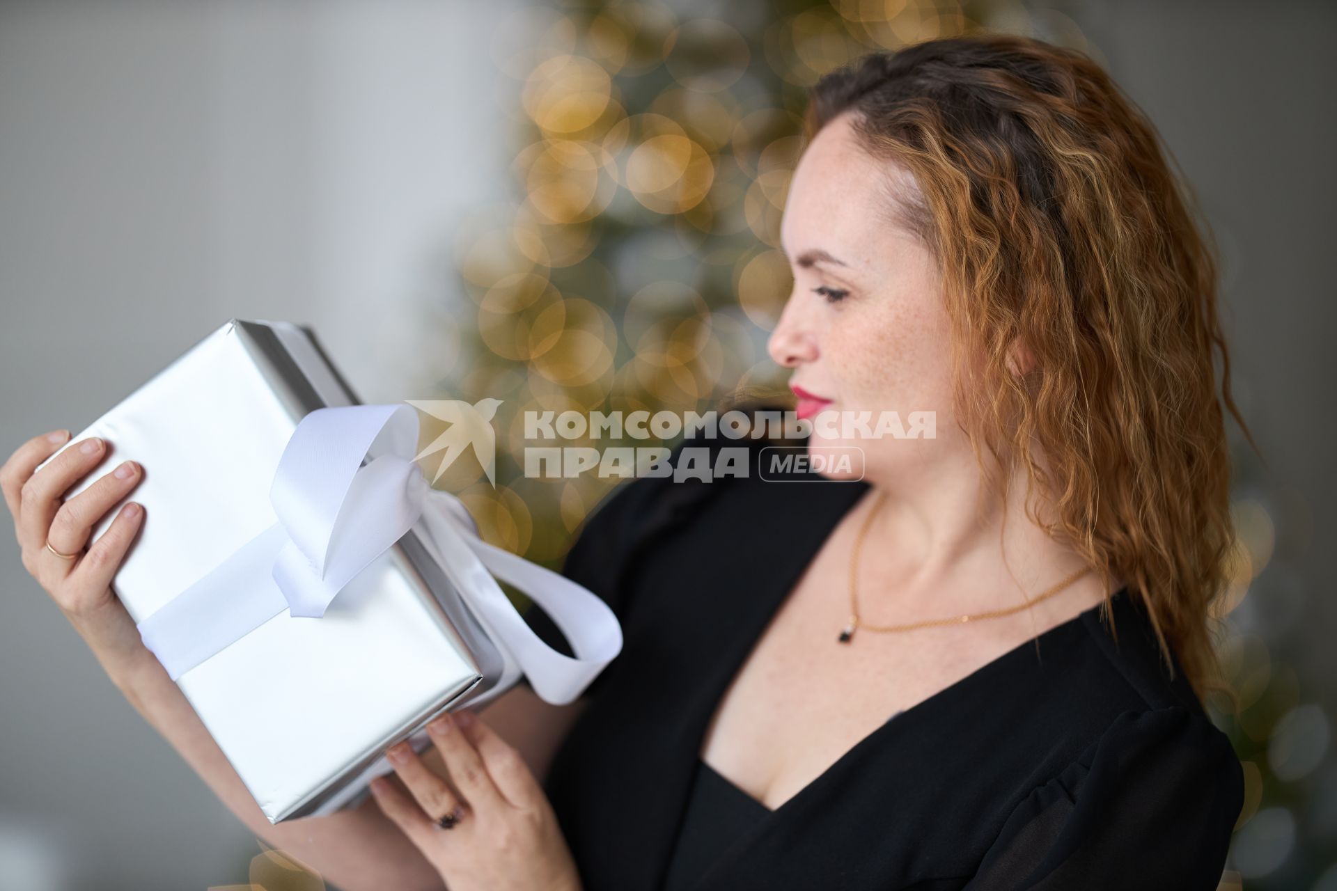 Девушка с  подарком