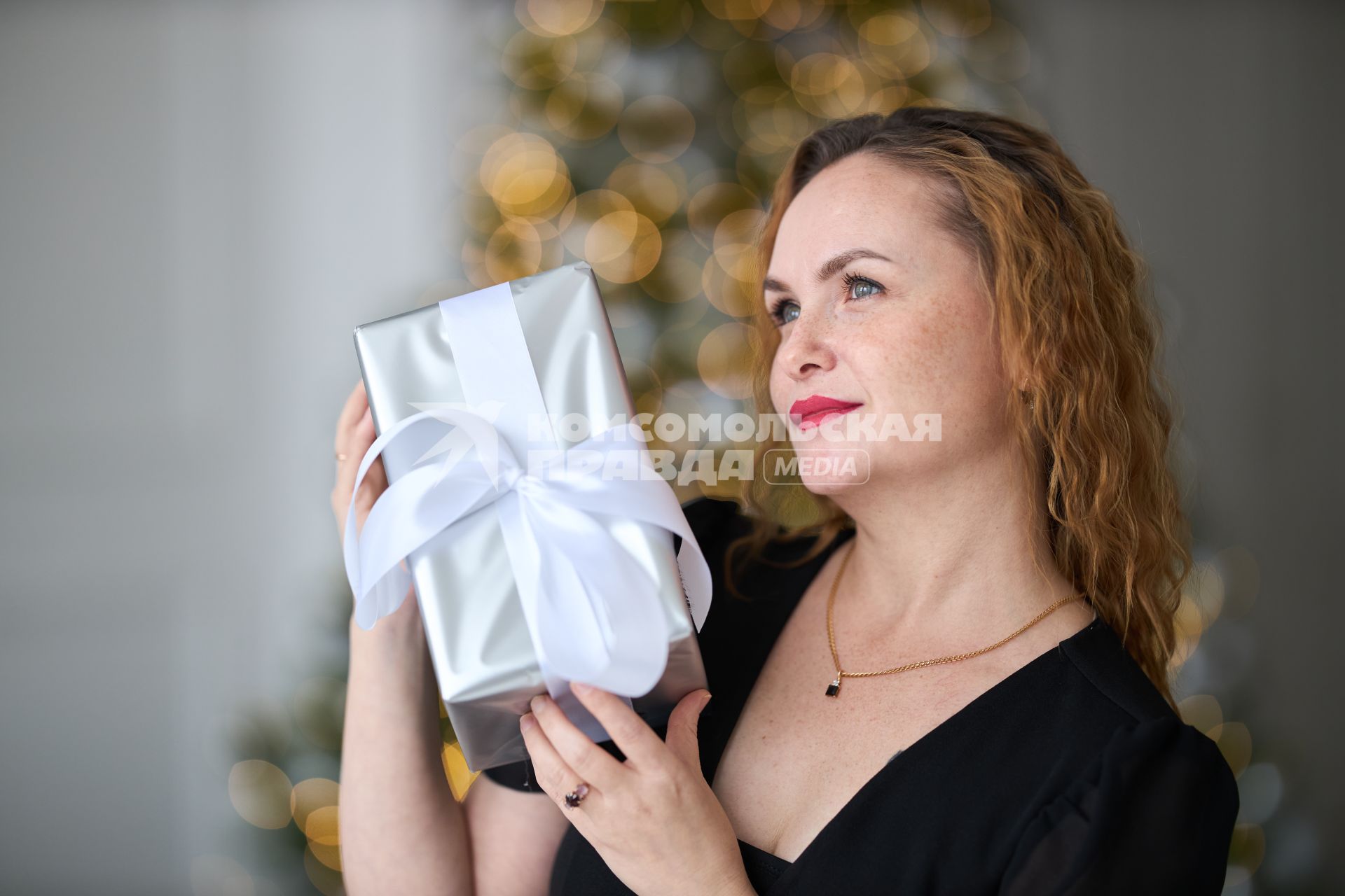 Девушка с  подарком