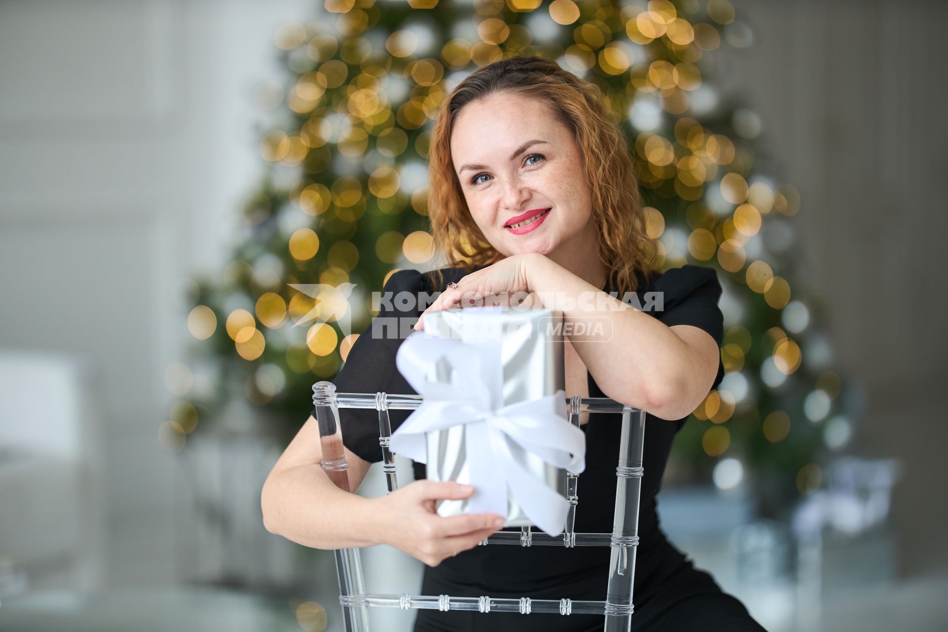 Девушка с  подарком