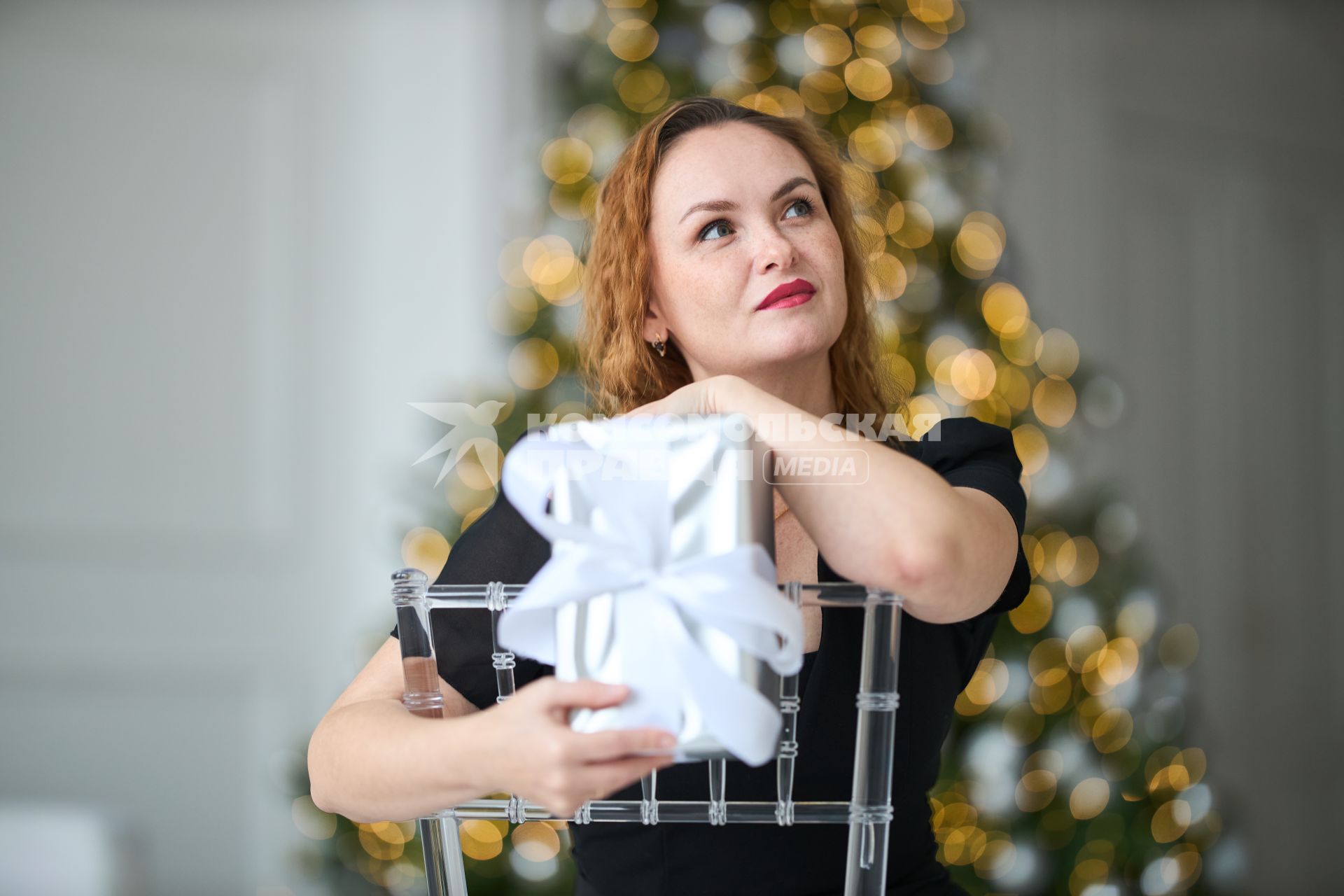 Девушка с  подарком