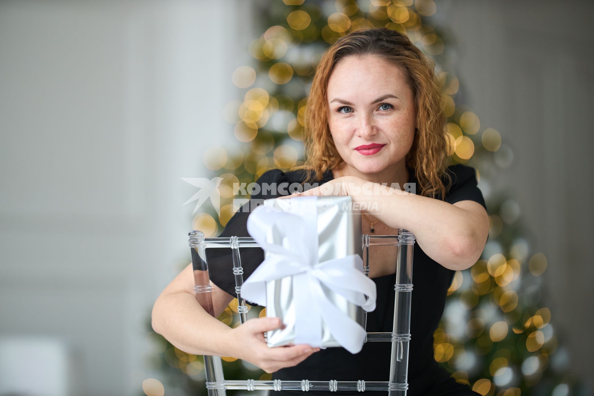 Девушка с  подарком