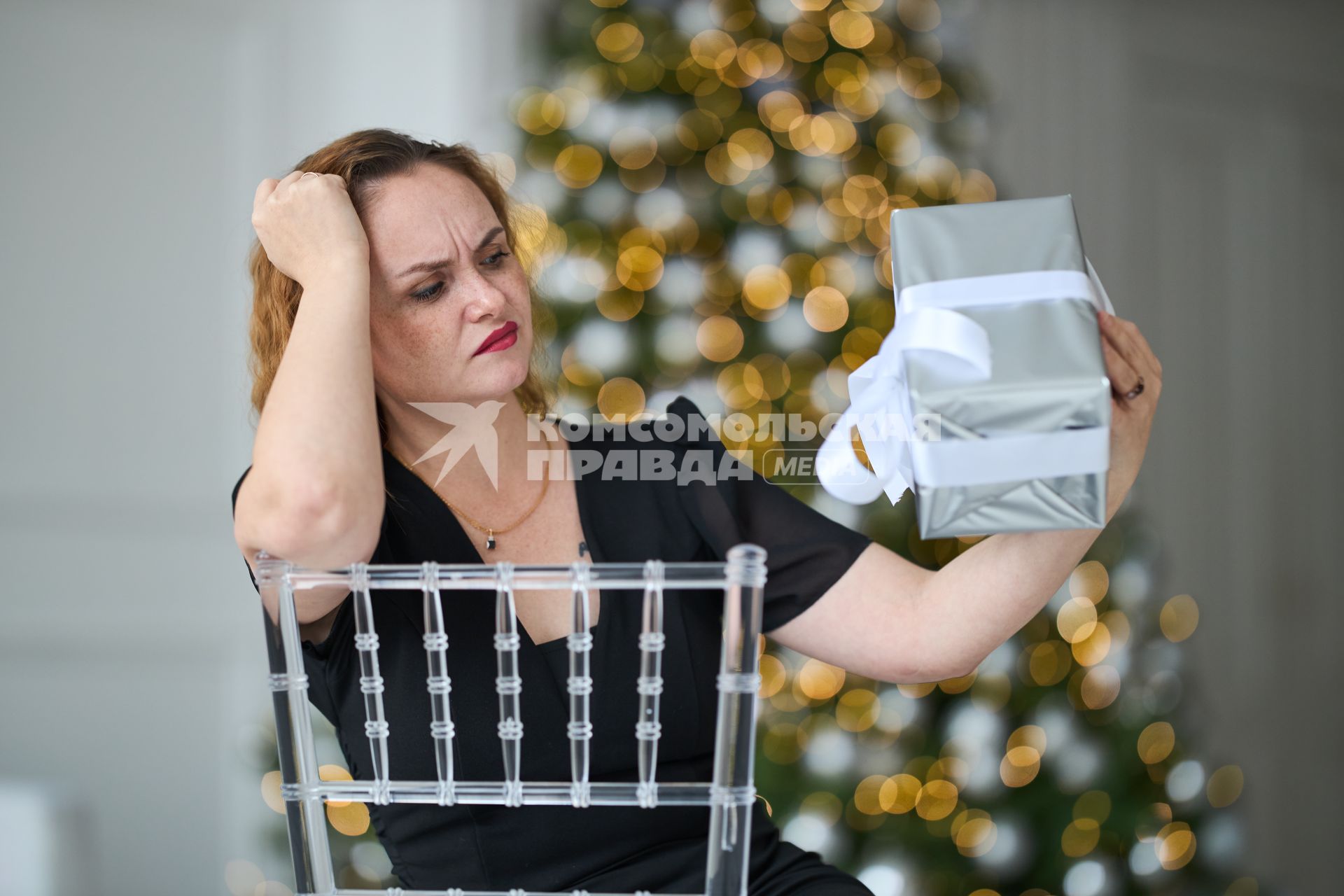 Девушка с  подарком