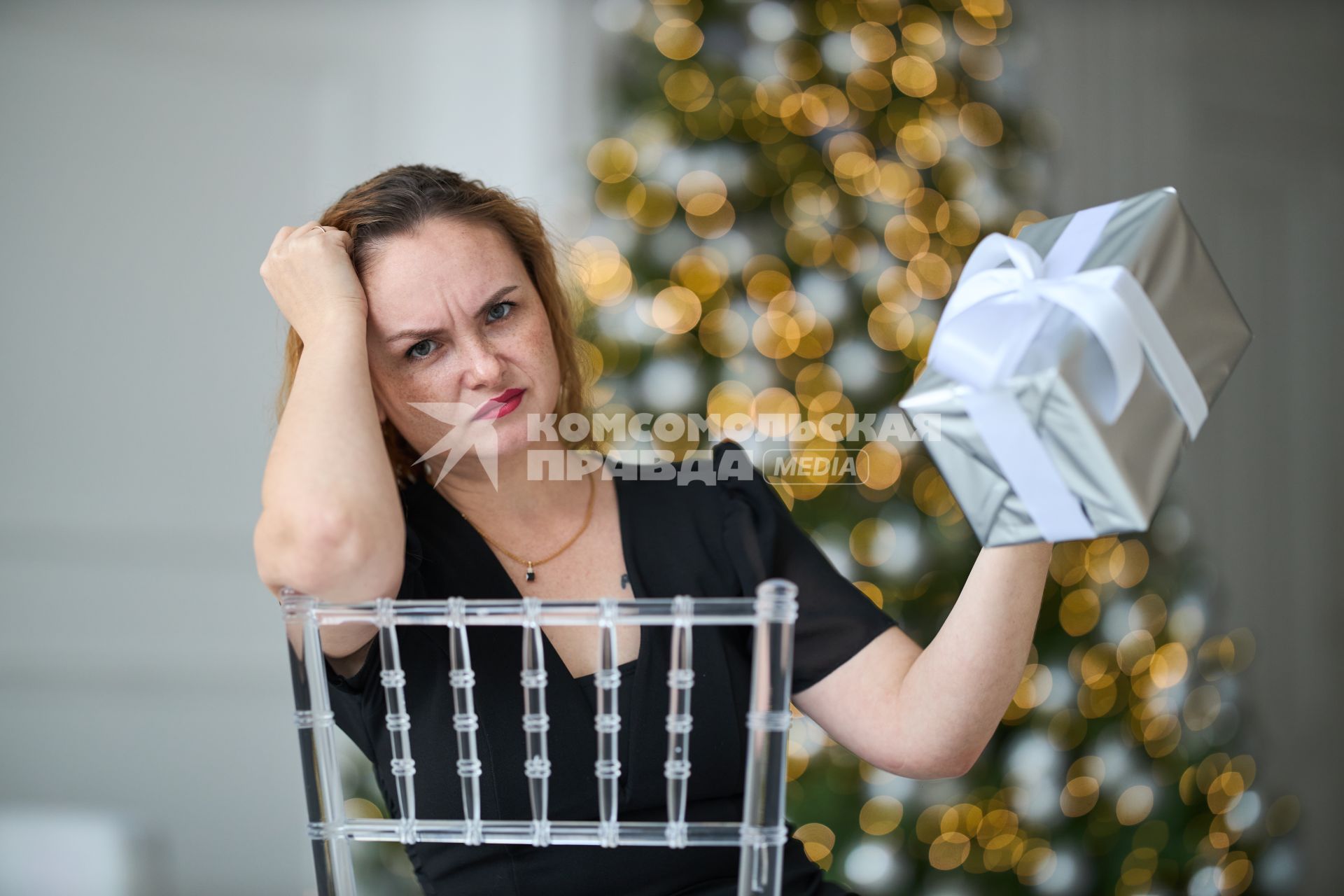 Девушка с  подарком