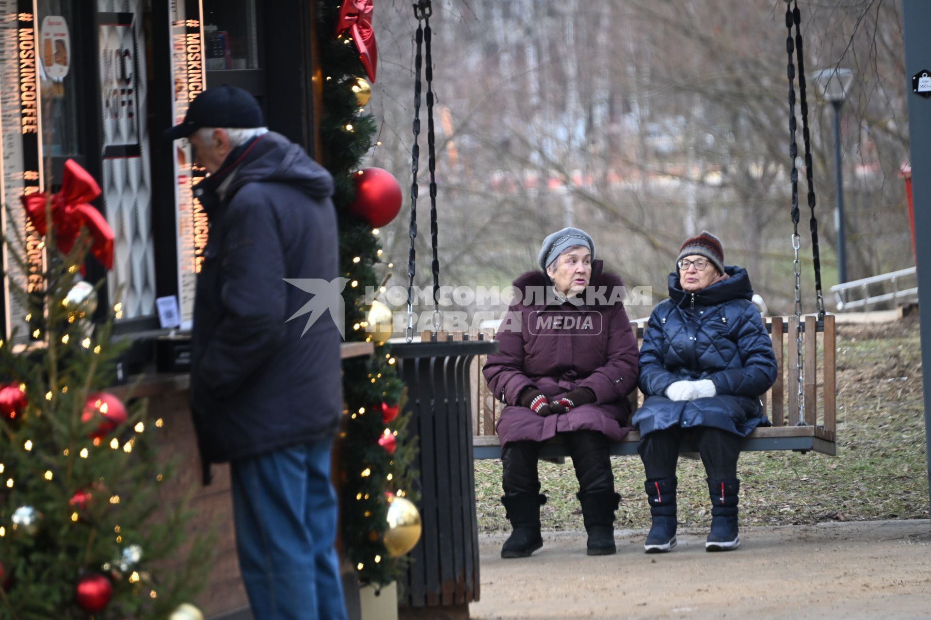 Горожане гуляют в парке