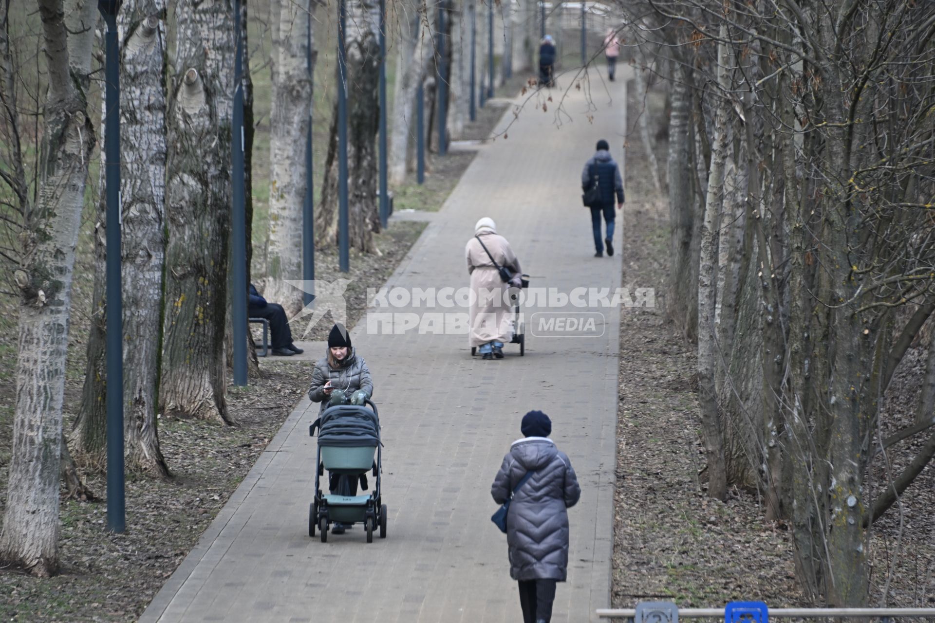 Горожане гуляют в парке