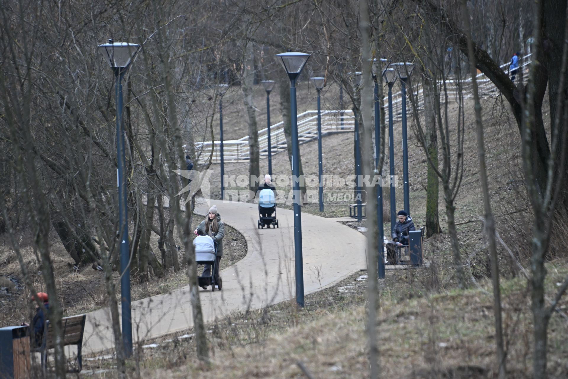 Горожане гуляют в парке