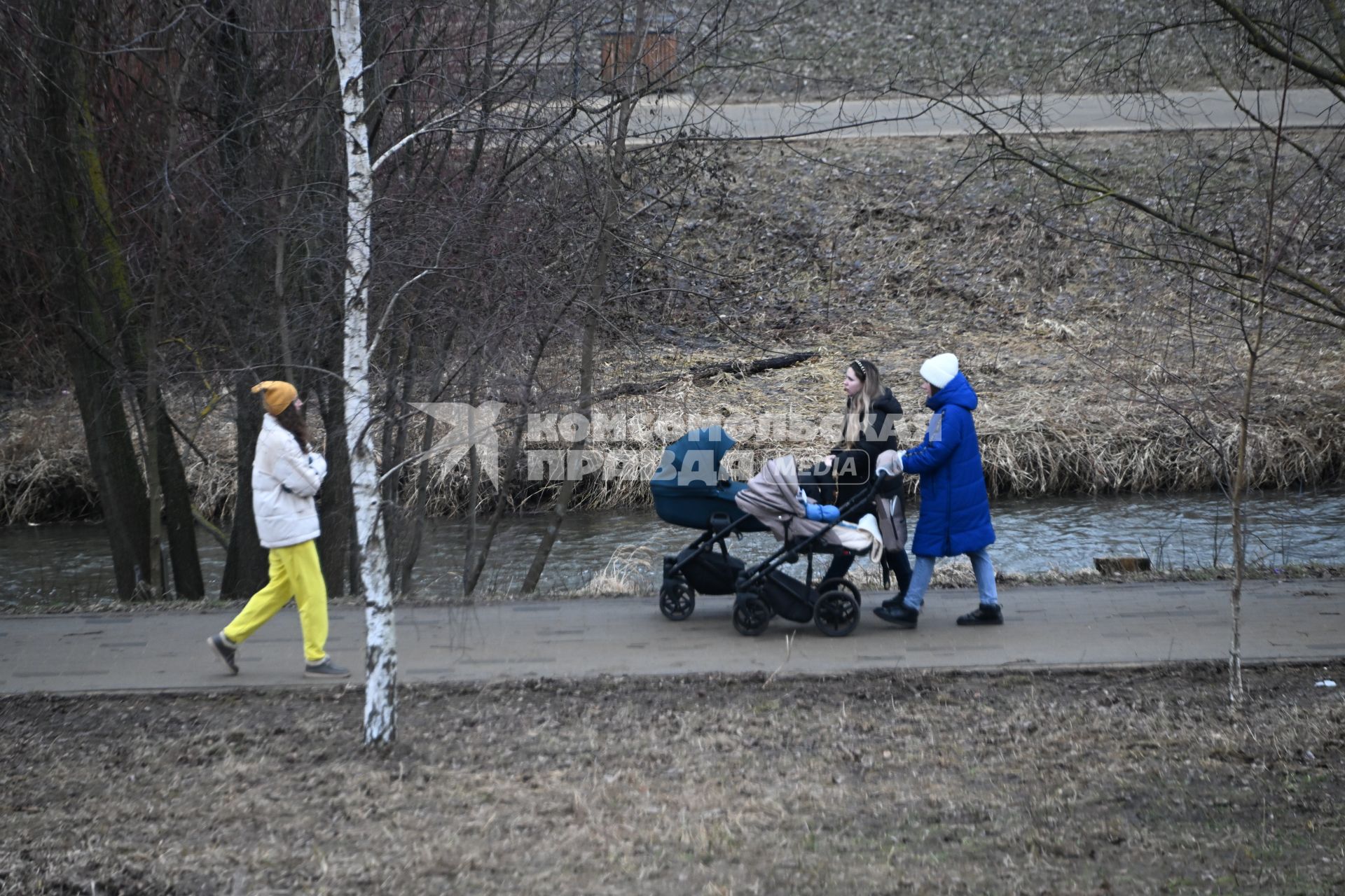 Горожане гуляют в парке