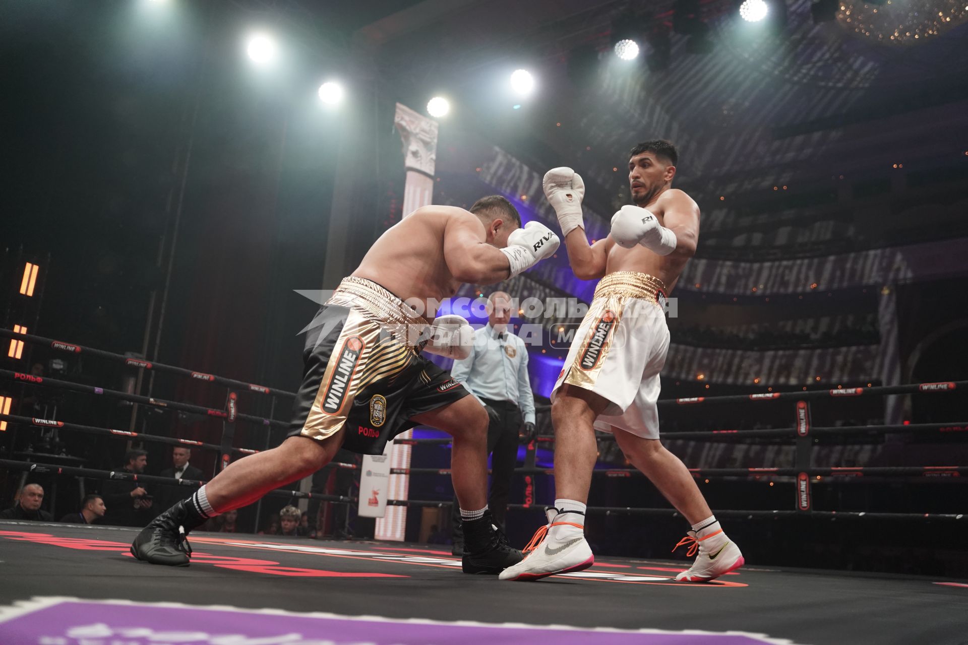 Боксерский турнир \"IBA.PRO 12\" в Самарском театре оперы и балета