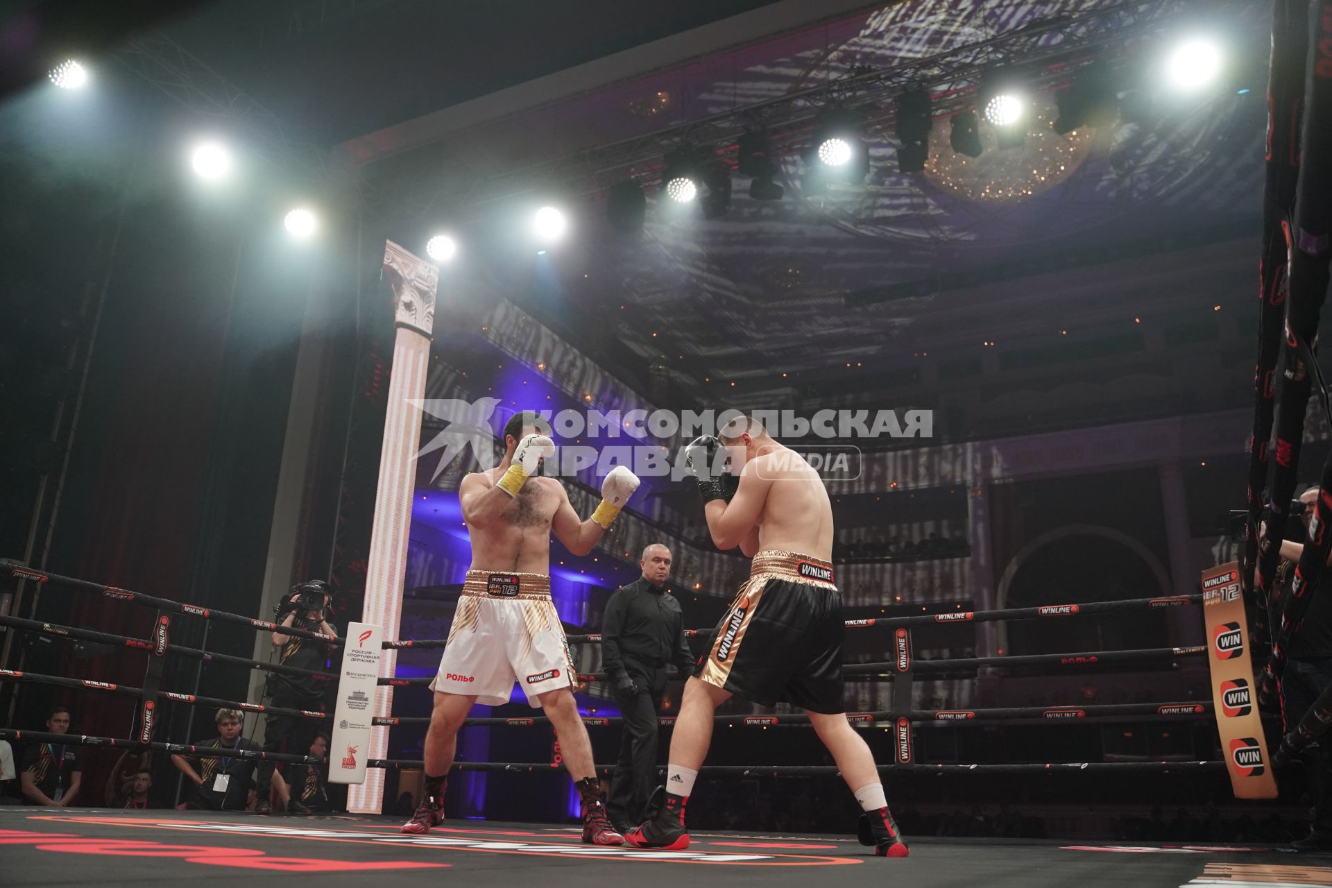 Боксерский турнир \"IBA.PRO 12\" в Самарском театре оперы и балета
