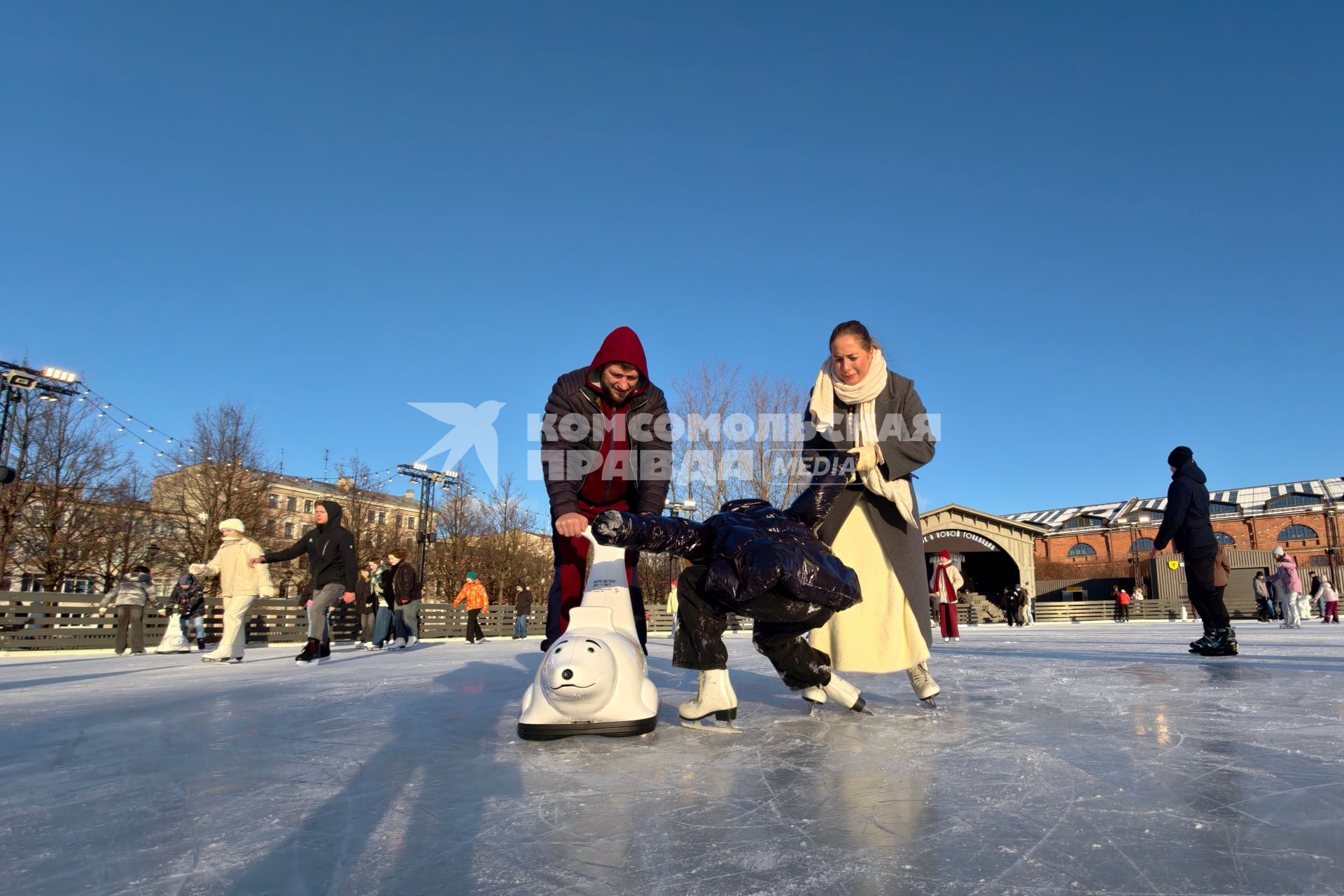 Первый каток в Петербурге начал работать в Новой Голландии
