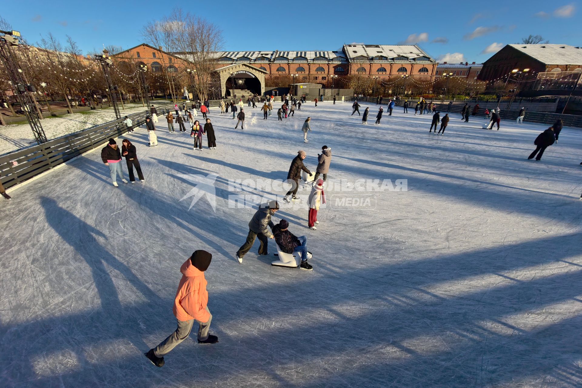 Первый каток в Петербурге начал работать в Новой Голландии