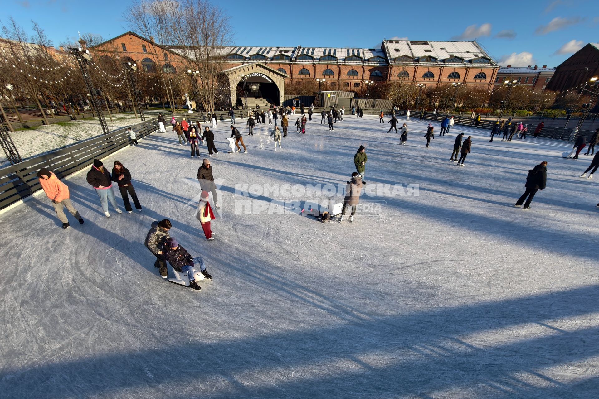 Первый каток в Петербурге начал работать в Новой Голландии