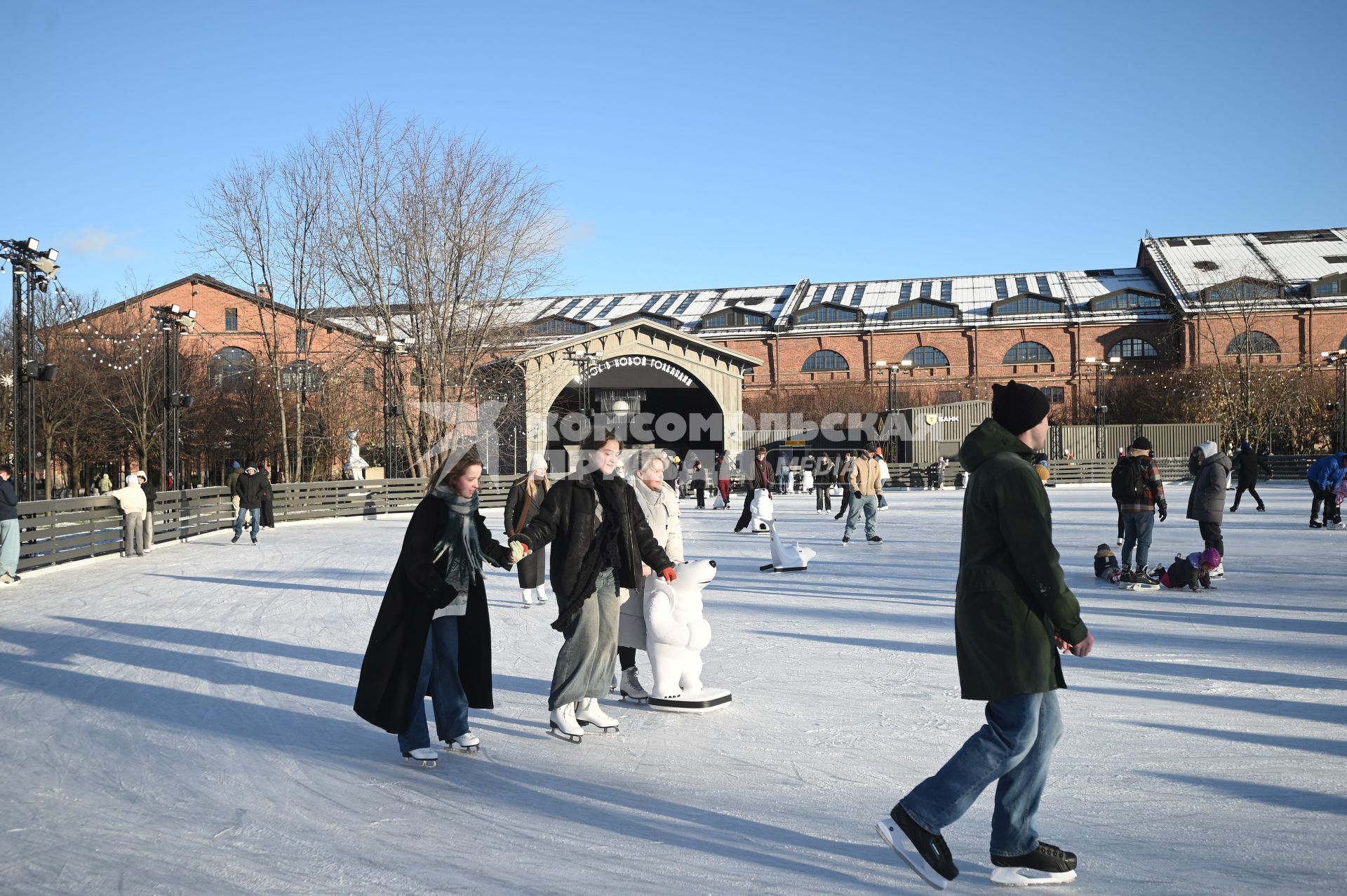 Первый каток в Петербурге начал работать в Новой Голландии