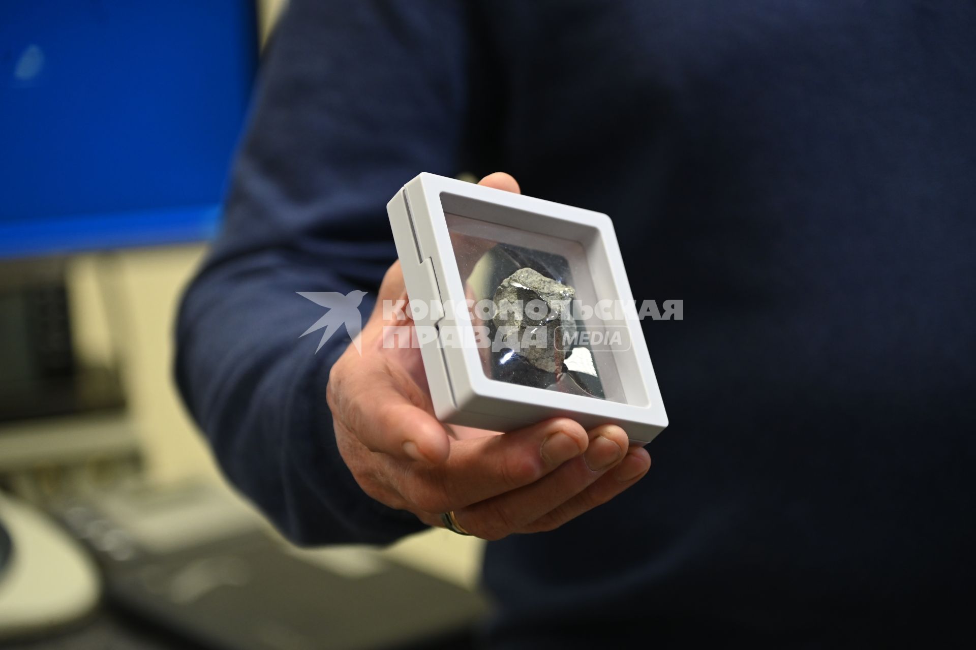 Фрагмент метеорита, упавшего 27 октября в Новгородской области, привезли в Екатеринбург
