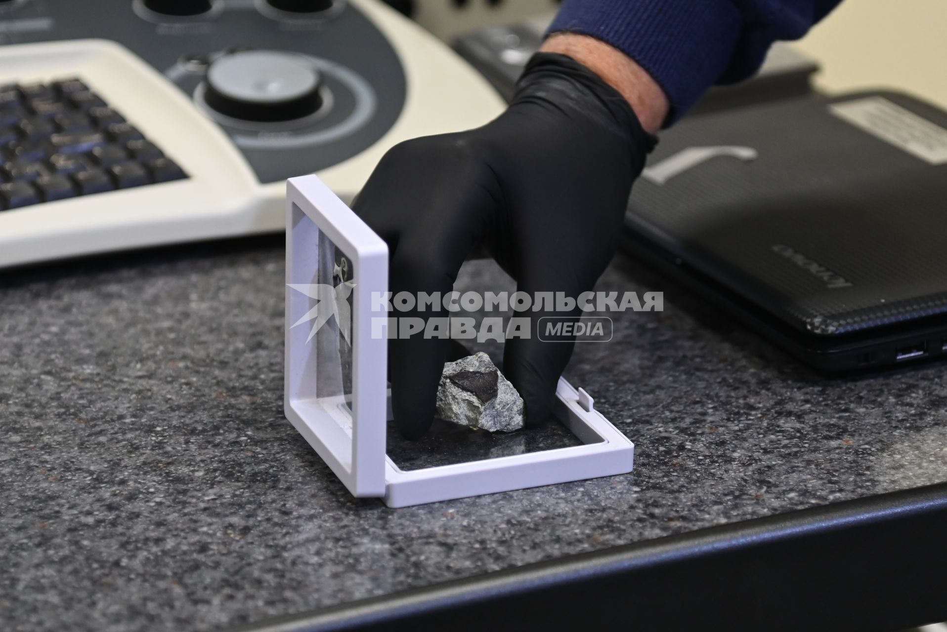 Фрагмент метеорита, упавшего 27 октября в Новгородской области, привезли в Екатеринбург