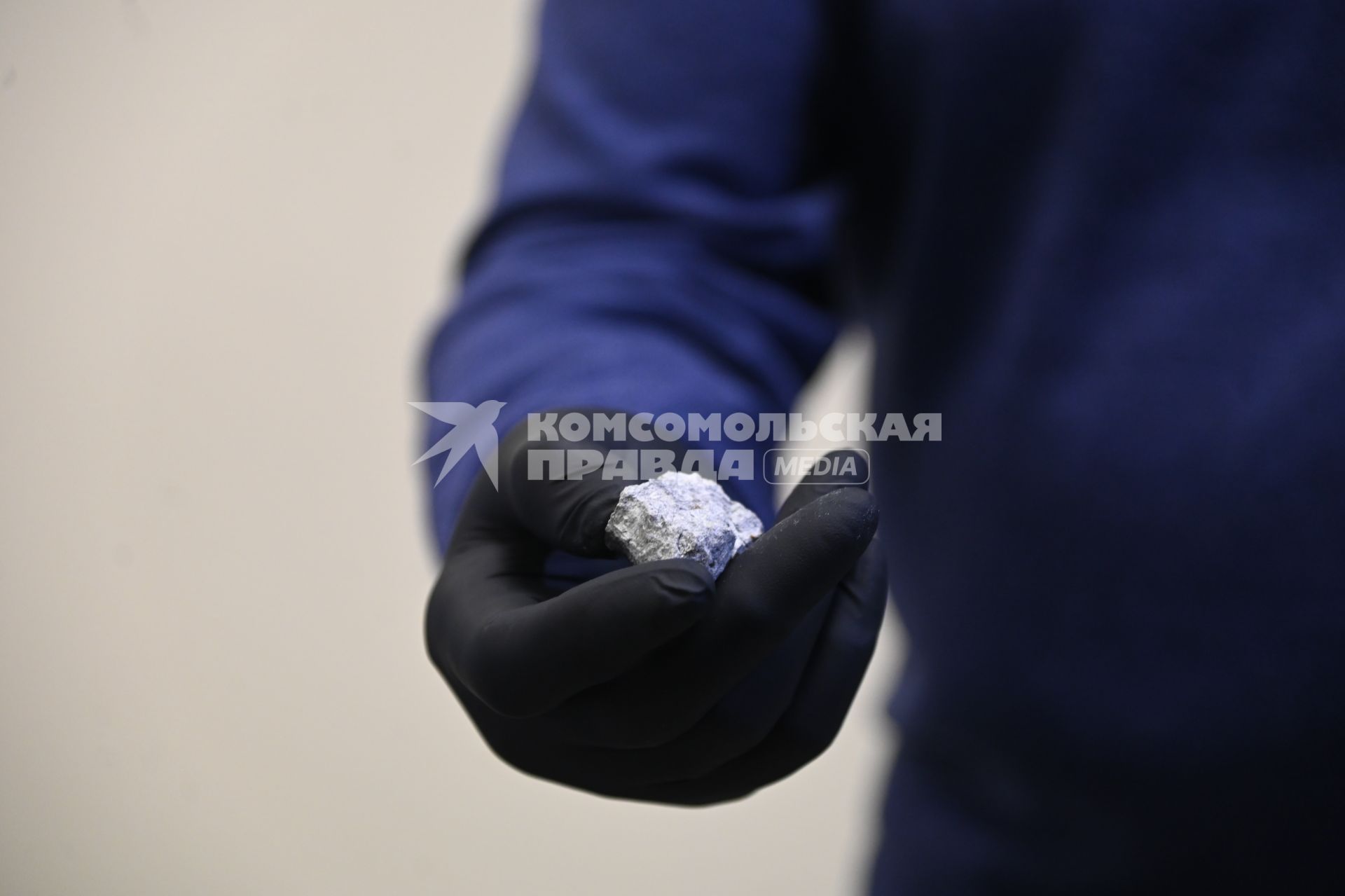 Фрагмент метеорита, упавшего 27 октября в Новгородской области, привезли в Екатеринбург