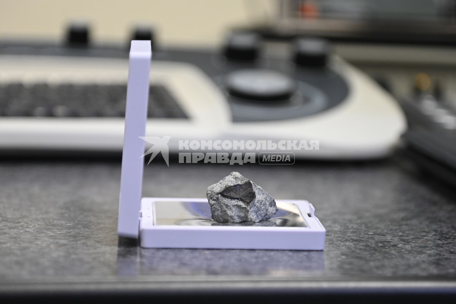 Фрагмент метеорита, упавшего 27 октября в Новгородской области, привезли в Екатеринбург