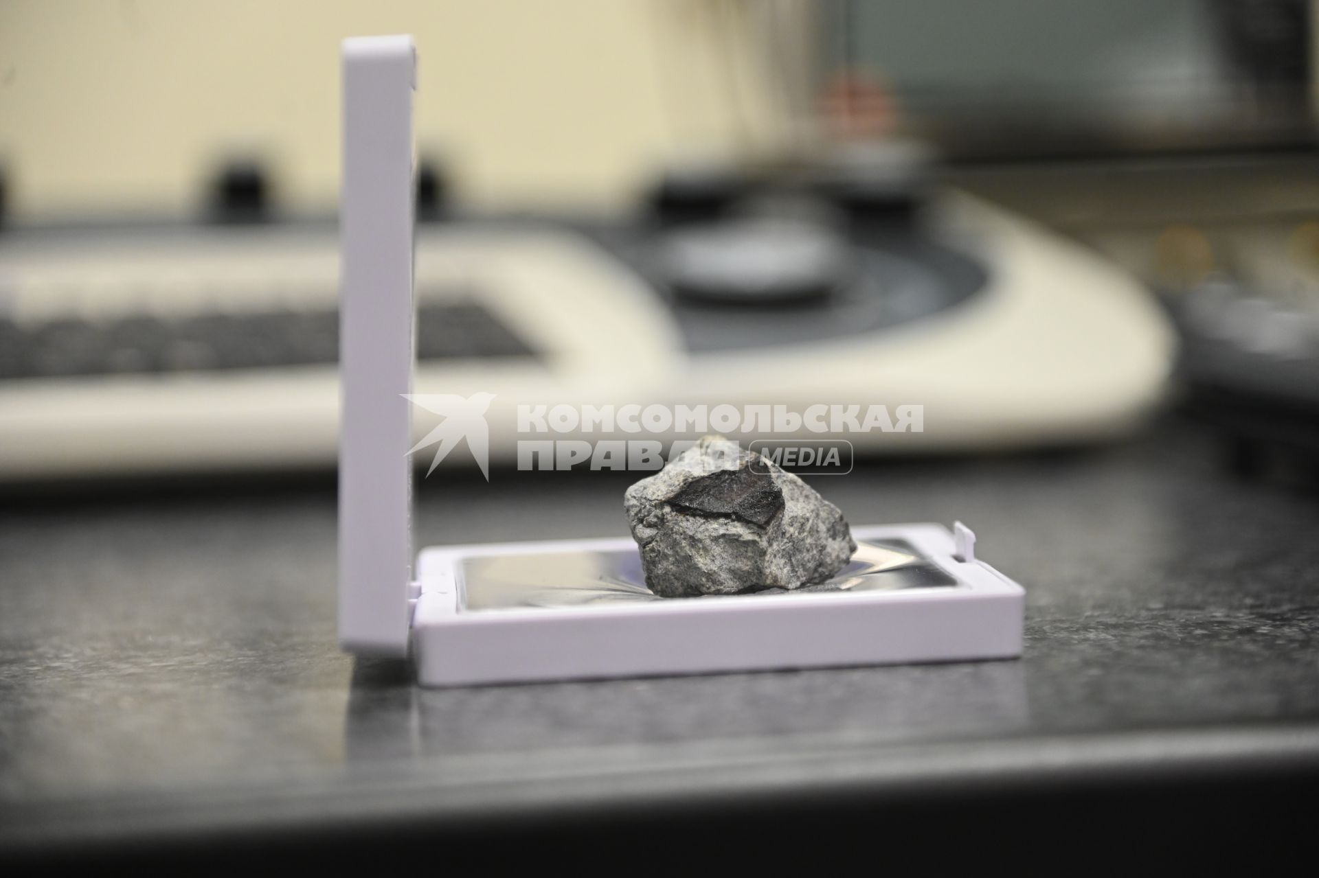 Фрагмент метеорита, упавшего 27 октября в Новгородской области, привезли в Екатеринбург