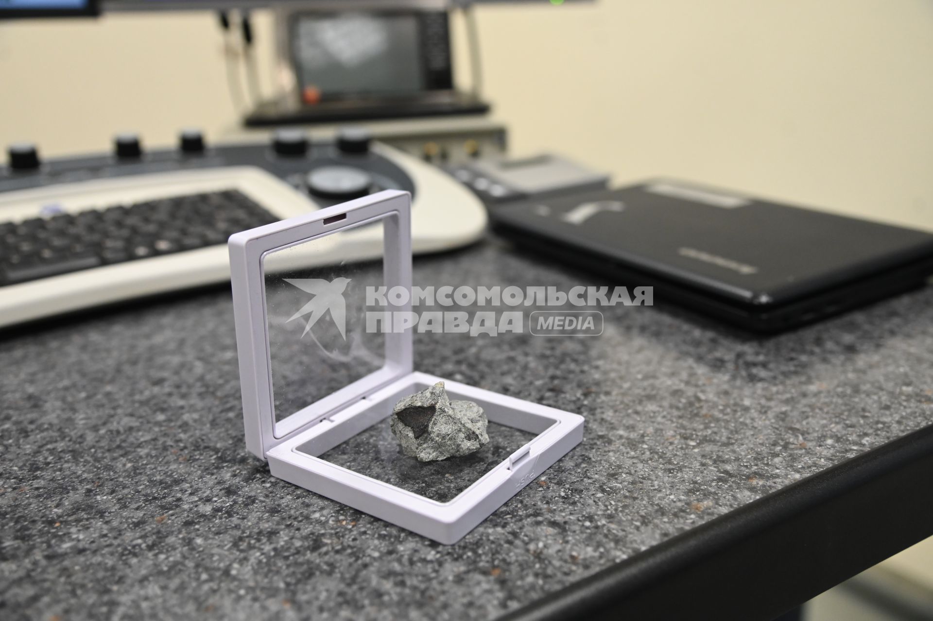 Фрагмент метеорита, упавшего 27 октября в Новгородской области, привезли в Екатеринбург