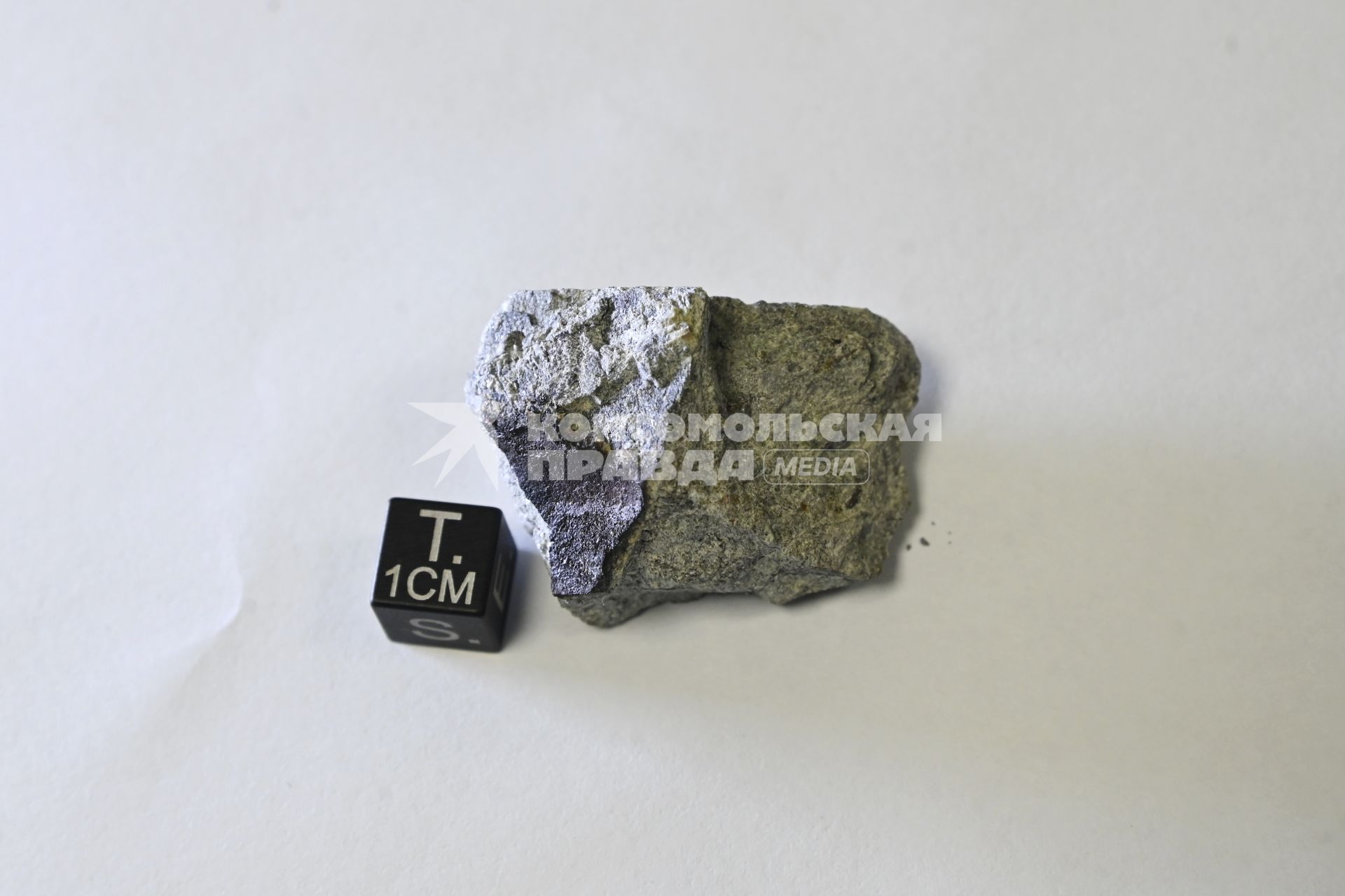 Фрагмент метеорита, упавшего 27 октября в Новгородской области, привезли в Екатеринбург