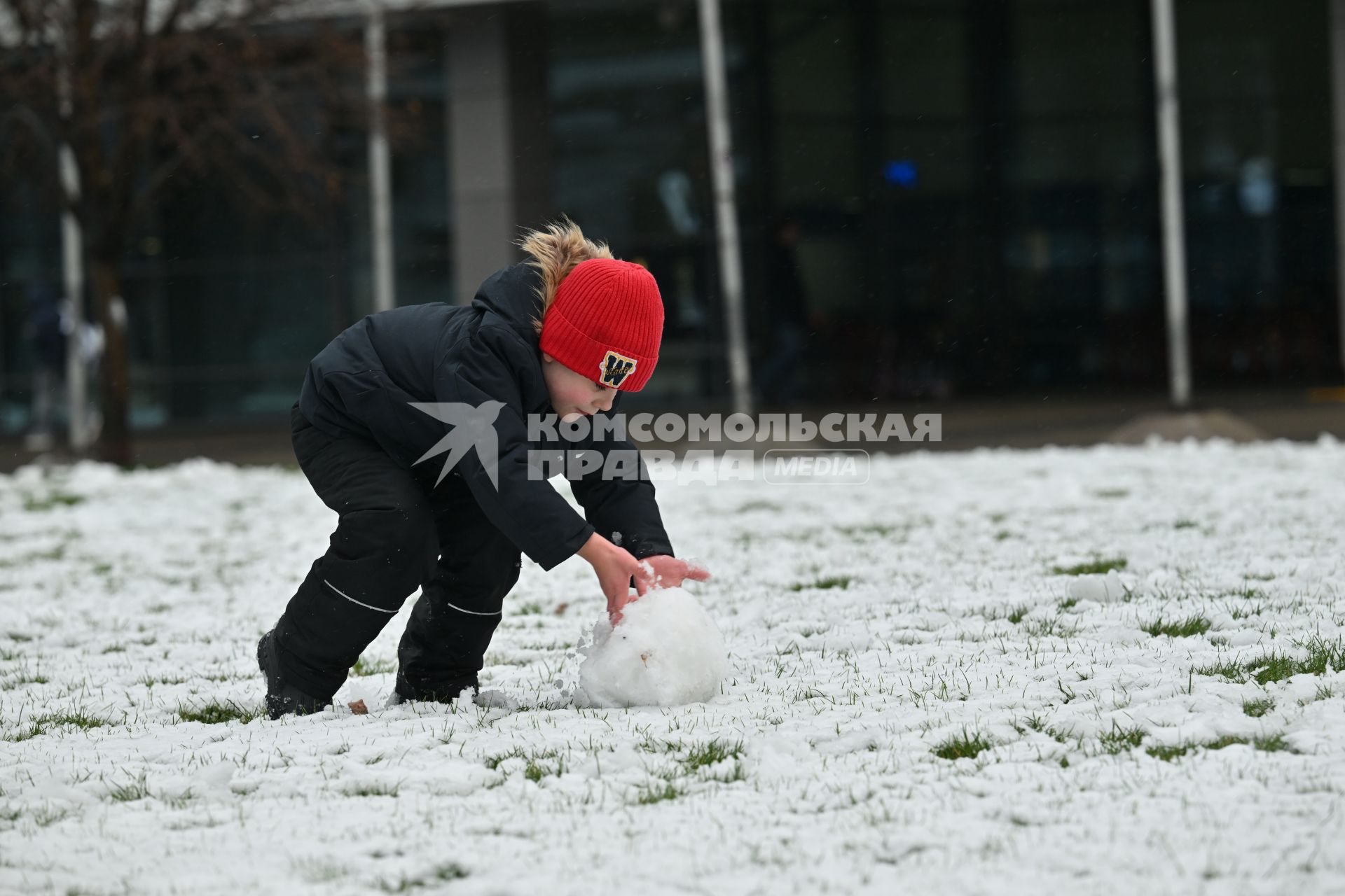 Дети лепят снежную бабу