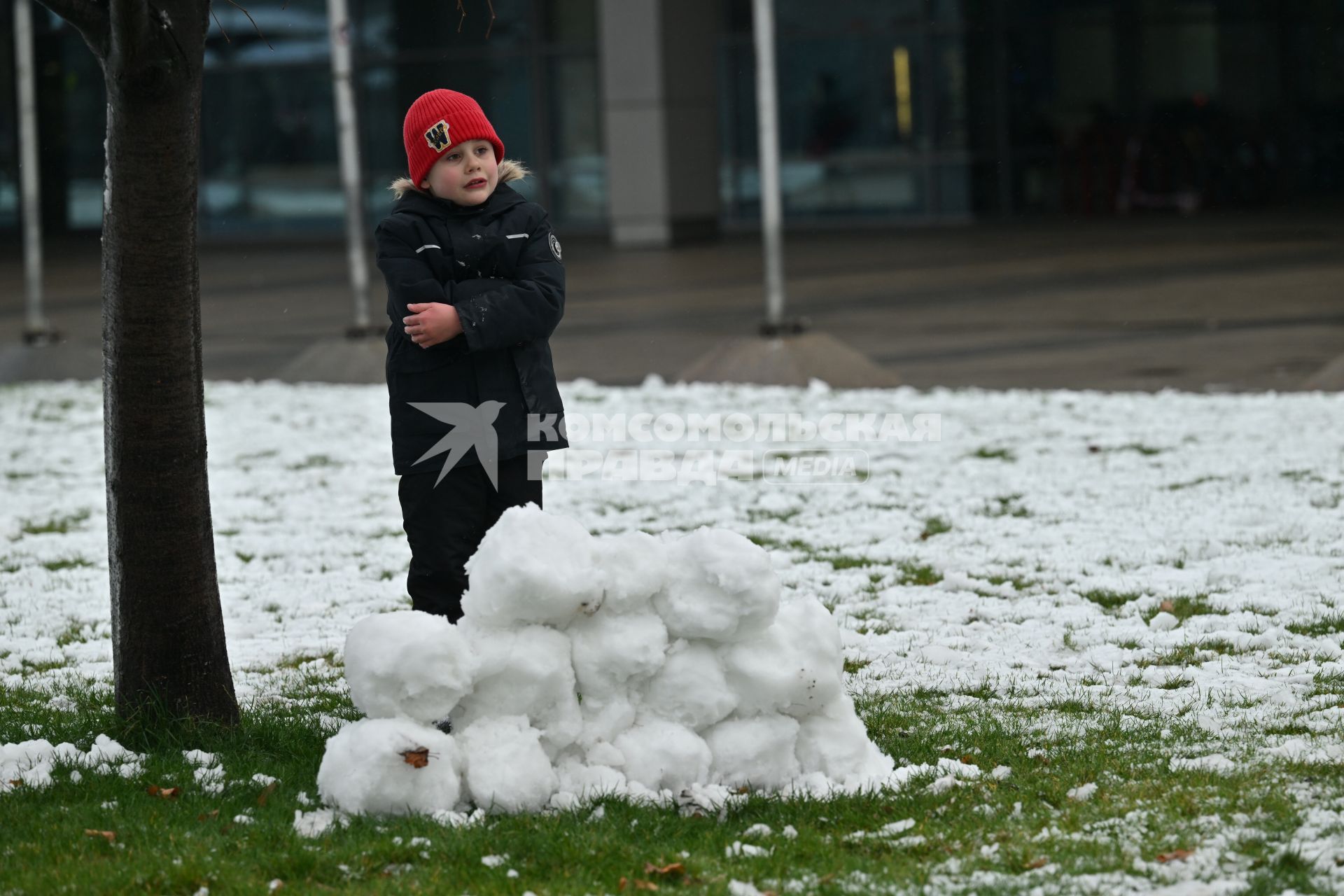 Дети лепят снежную бабу