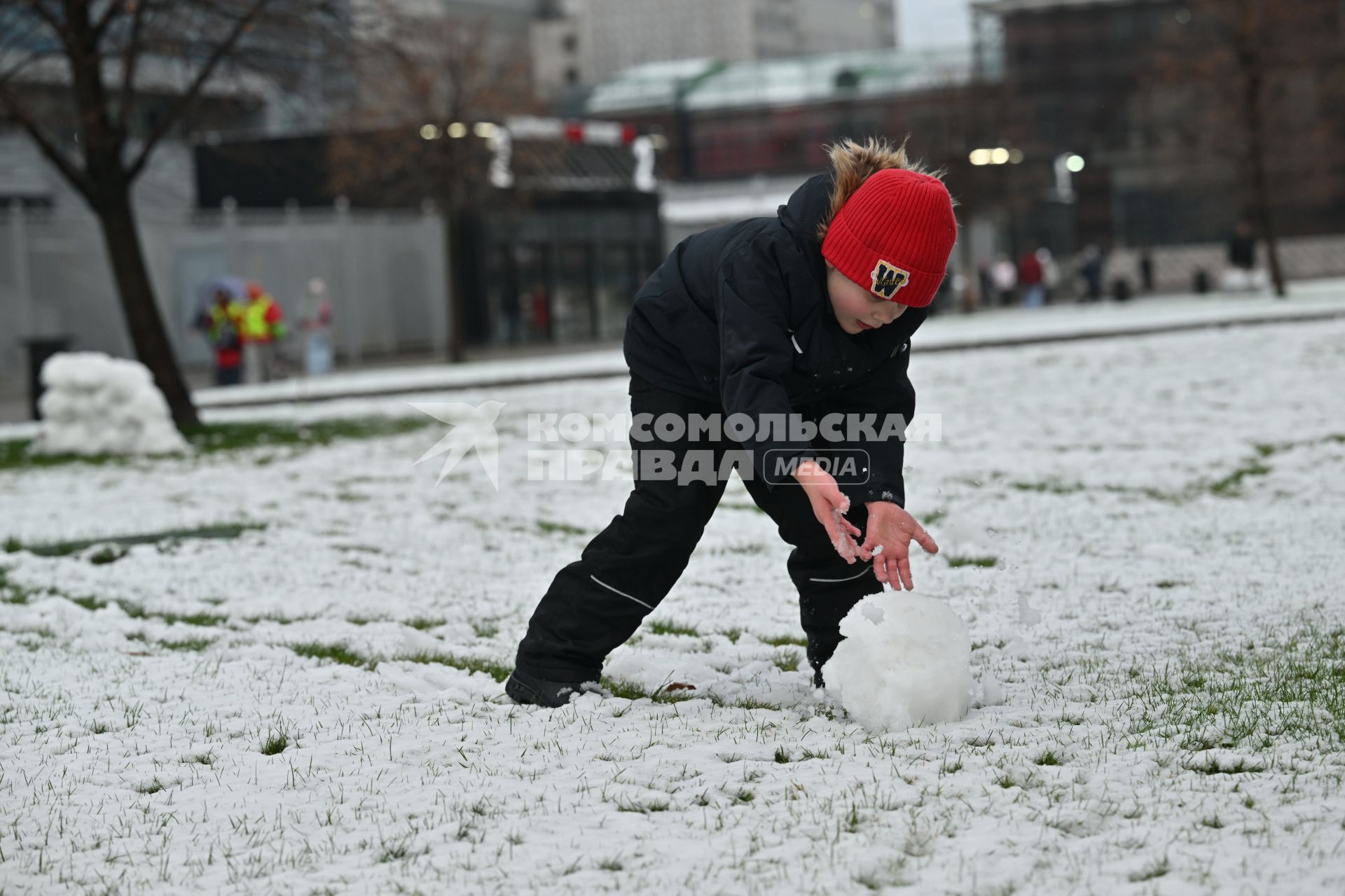 Дети лепят снежную бабу