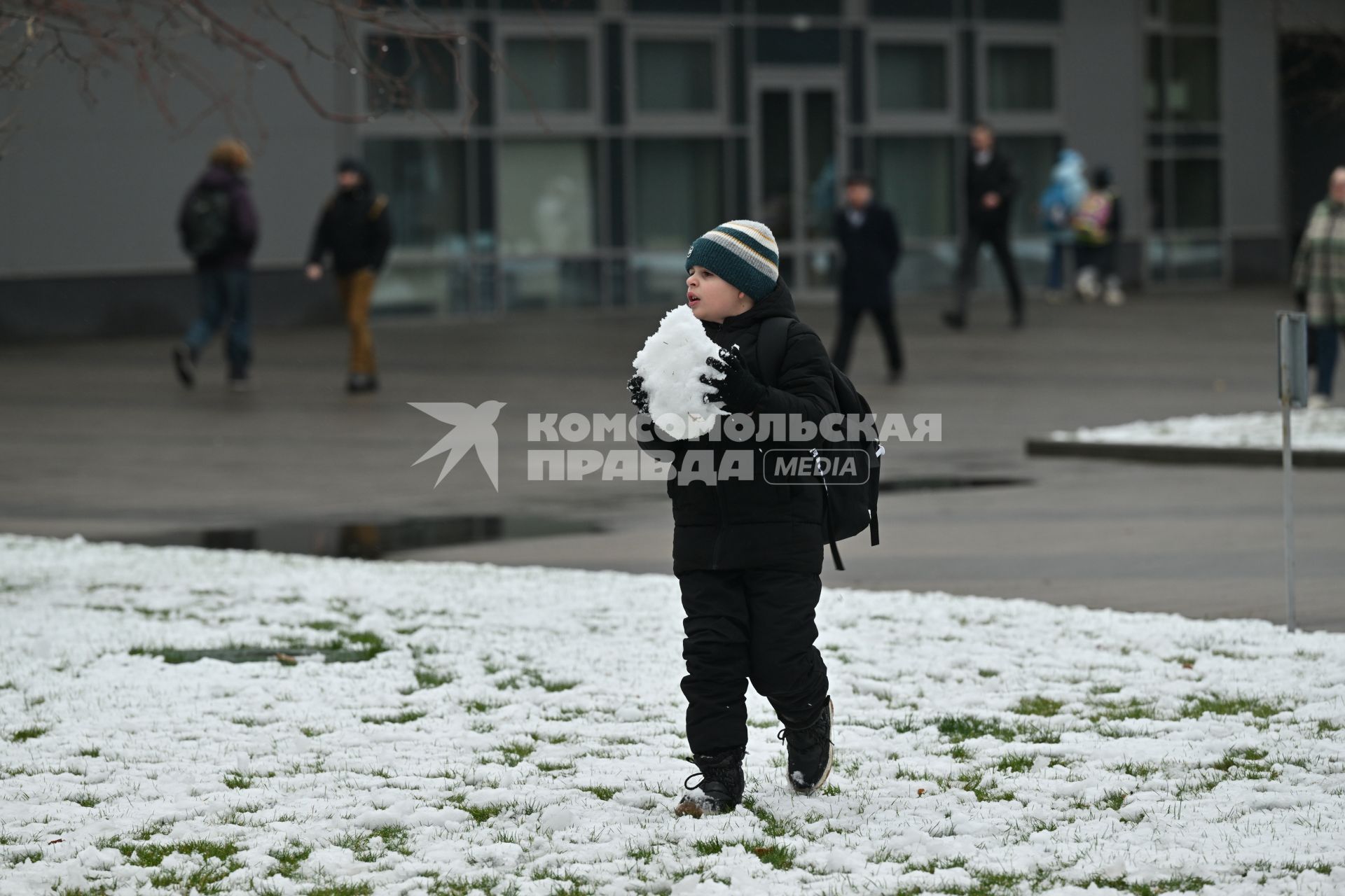 Дети лепят снежную бабу