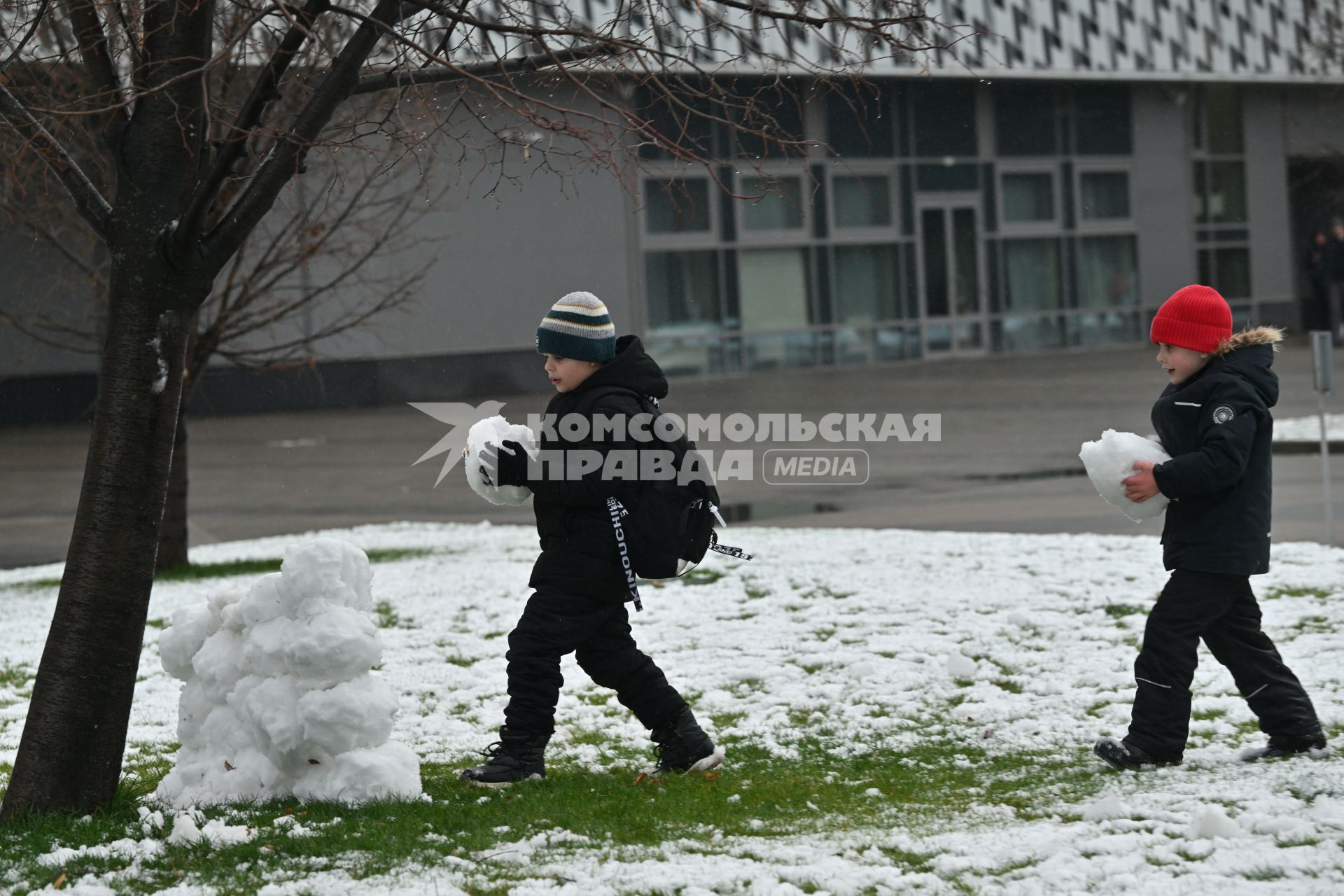 Дети лепят снежную бабу