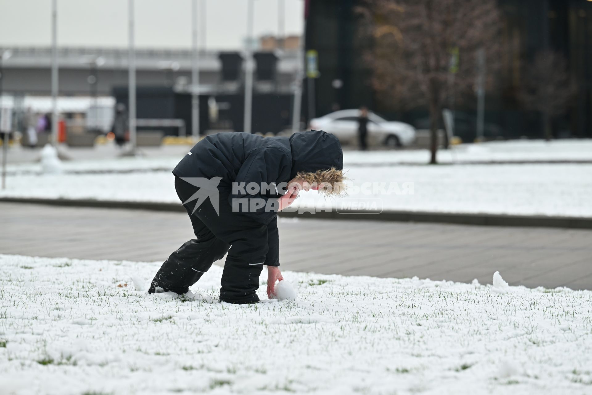 Дети лепят снежную бабу